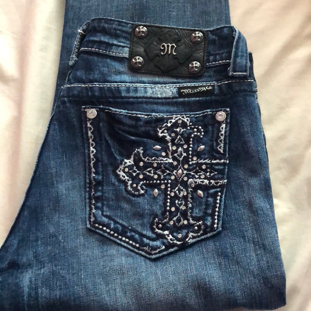 Medium washed denim Capri Miss Me jeans